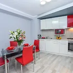 Ideal Old Town Apartment *